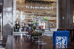 现代简约风格餐厅室内一角