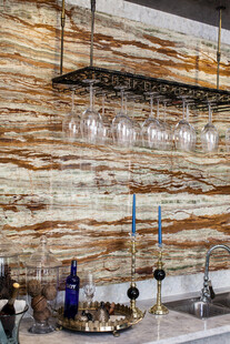 时尚酒架与墙面装饰场景