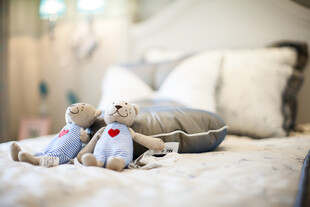 床上可爱毛绒玩具温馨场景