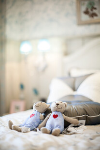 温馨卧室中的可爱毛绒玩具