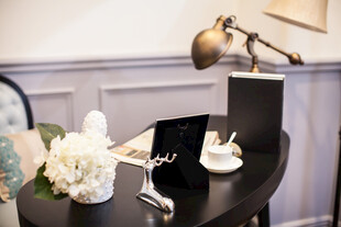 精致书桌一角的优雅布置