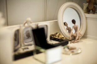 精致梳妆台上的饰品陈列