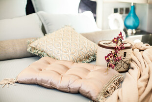 温馨沙发上的精致抱枕摆件