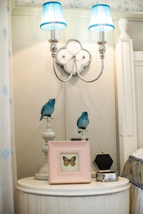 优雅壁灯搭配精致桌面摆件