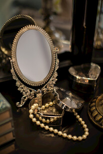 复古梳妆镜与珍珠首饰