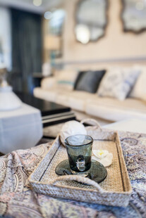 精致托盘摆放在客厅茶几上