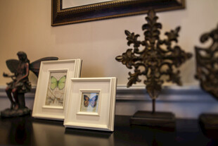 精致摆件与相框装饰桌面