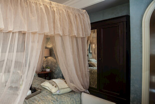 浪漫纱幔装饰的温馨卧室