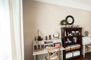 温馨居家角落置物架场景