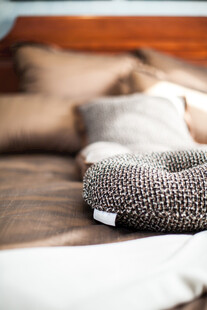 舒适卧室中的柔软毛绒抱枕