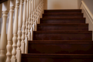 复古木质楼梯扶手特写