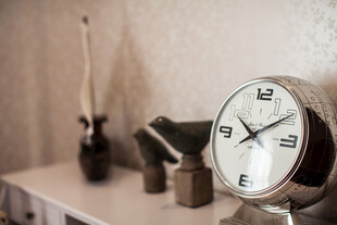 复古时钟置于简约桌面