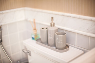 简约卫浴角落收纳展示