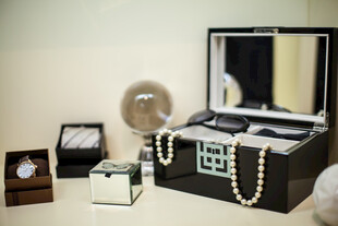 精致首饰盒与周边饰品展示