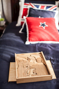 木质摆件置于多彩抱枕旁