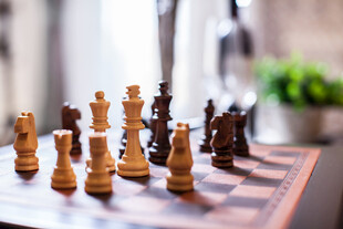 棋盘上的精致象棋棋子