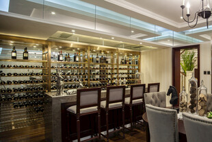 豪华酒窖内的精致品酒空间