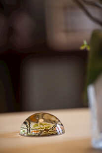 精致玻璃容器中的金色物件