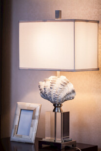 简约台灯搭配精致摆件