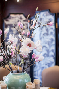 中式花瓶里的雅致玉兰花