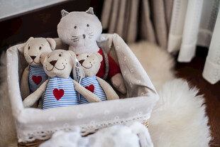 可爱毛绒玩具置于白色篮中