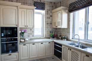 现代简约风温馨厨房空间