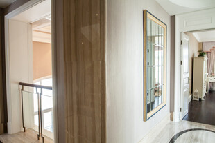 现代简约风室内走廊一角