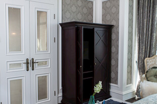 深色实木立柜搭配室内装饰