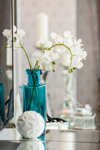 蓝瓶白花装点精致桌面