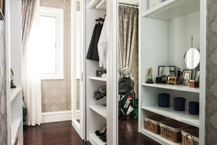 简约明亮的开放式衣帽间