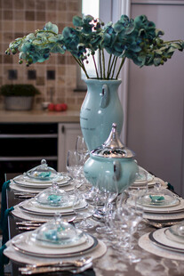 清新蓝调餐桌花艺布置
