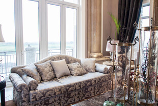 奢华客厅沙发与装饰摆件