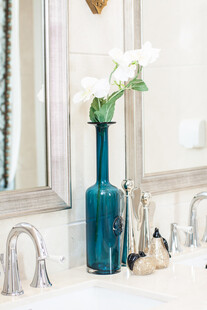 蓝花瓶装点的优雅洗手台