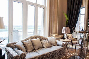 豪华客厅沙发与窗景布置