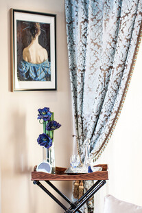 优雅窗帘搭配精致室内摆件