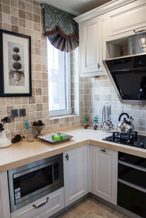 现代简约风格的温馨厨房空间