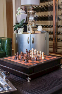 优雅棋盘置于精致室内空间