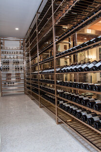 大型酒窖 海量藏酒陈列