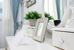 清新简约的室内梳妆台一角
