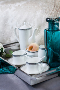 优雅茶具与点心的精致组合