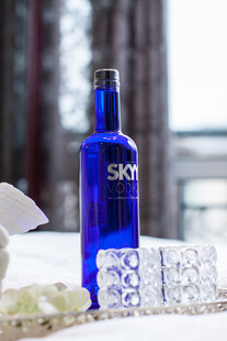 蓝色SKYY伏特加酒瓶展示