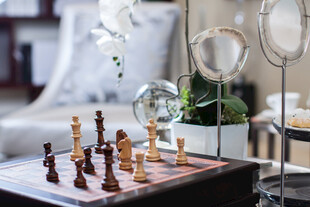 室内棋盘与精致摆件场景