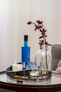 精致托盘上的香水瓶与摆件