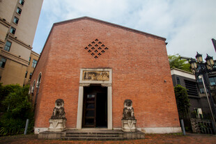 红砖建筑前的古朴大门