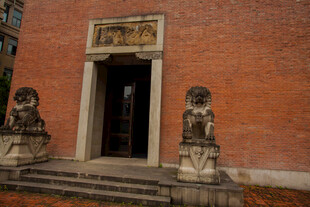 红墙石兽古建筑入口