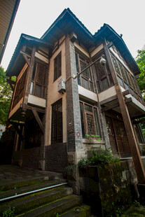 古朴别致的多层木质建筑