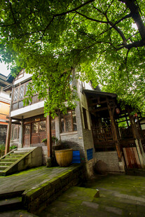 古朴小院隐于绿荫之下