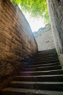 古老石阶通向光影处