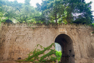 古老石墙中的拱形门洞
