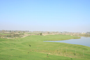 美丽高尔夫球场与湖泊景观